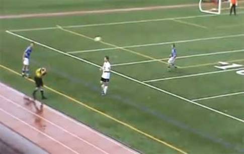 Arbitro pierde peluca