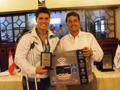 Kevin Martinez (campeon Superior varones) con Fernando Patroni (Presidente Fed. Paleta Frontón)