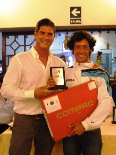 Mauricio alvarez (Director Fed. Paleta Fronton) con Diego Zuniga (campeon Juvenil) con laptop de Hersil