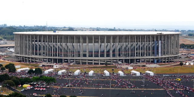 Brasília ? Torcedores chegam ao Estádio Nacional de Brasília Mané Garrincha onde acontece o segundo jogo teste antes da abertura oficial da Copa das Confederações