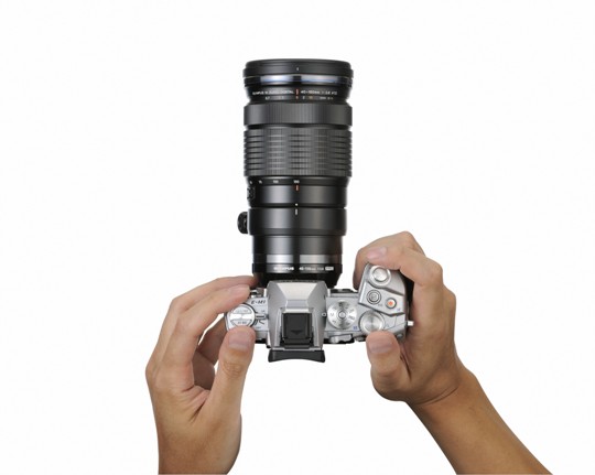 E-M1_SLV_40-150F28_top_hand